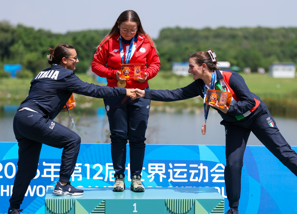 在颁奖仪式, 新华社记者, img 在颁奖仪式, 新华社记者, img